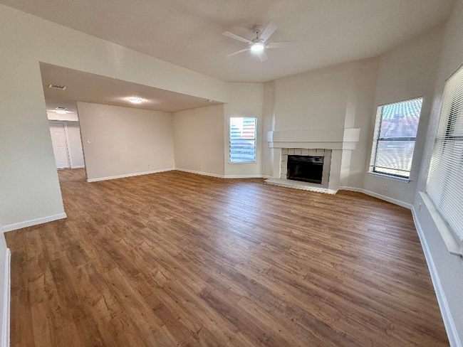 Building Photo - 8519 Ridge Garden Dr