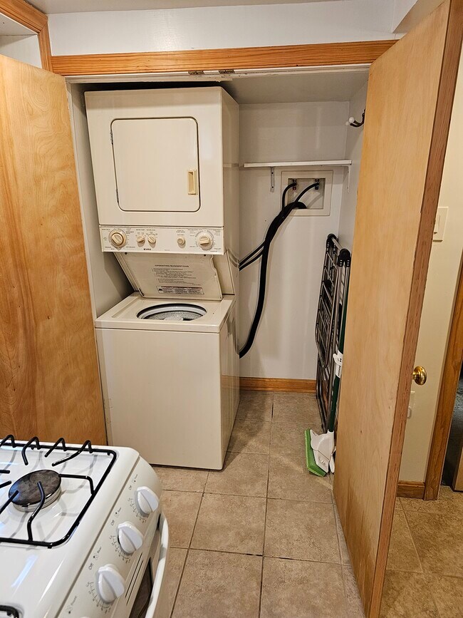 Washer / dryer - 9701 Fairway Ave
