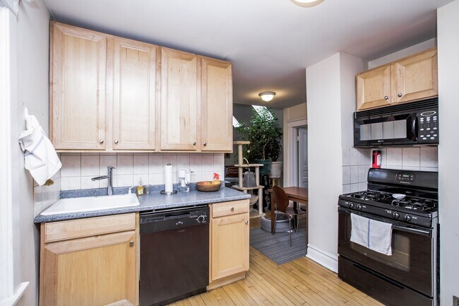 Foto del edificio - TOP FLOOR 2bed/1bath in Bucktown!  In-Unit Laundry! Central Air! Shared Patio!