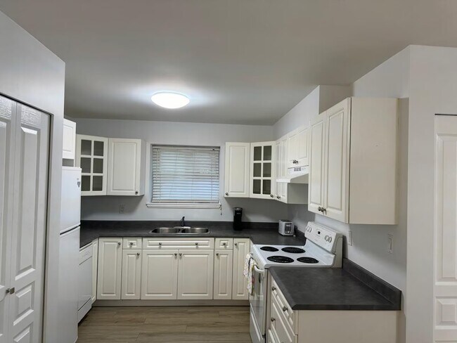 Building Photo - 1689 Tatlow Av