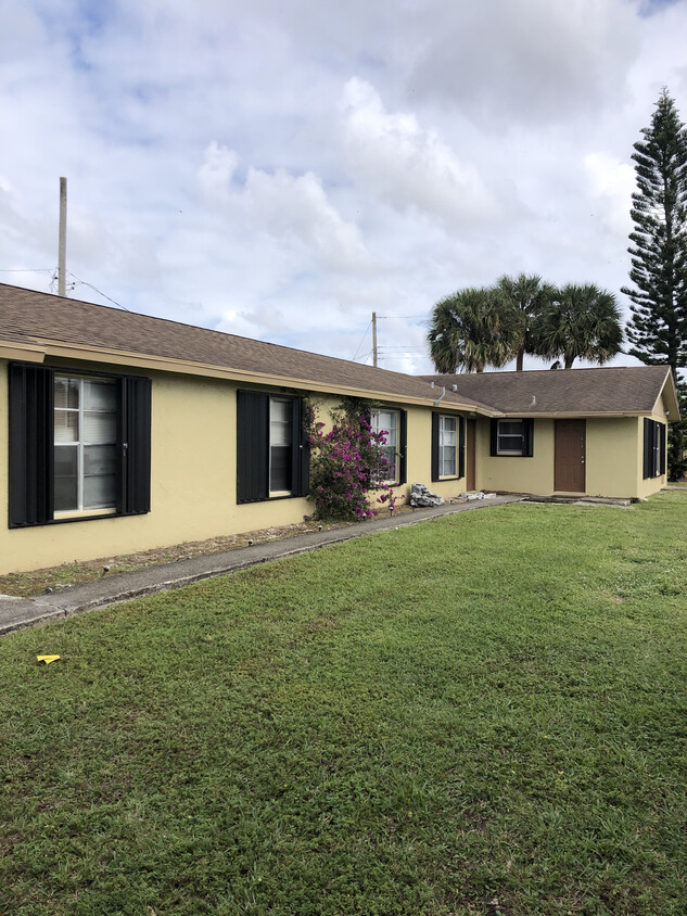 Primary Photo - 1712 E Breezy Ln