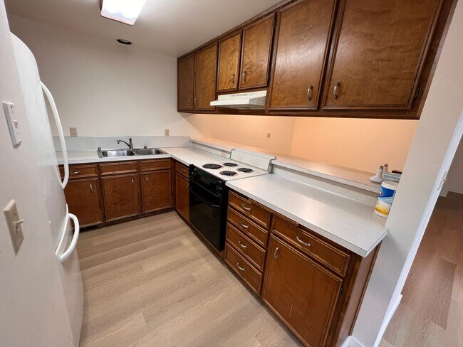 Building Photo - 2 bed 1.5 bath Eugene townhome