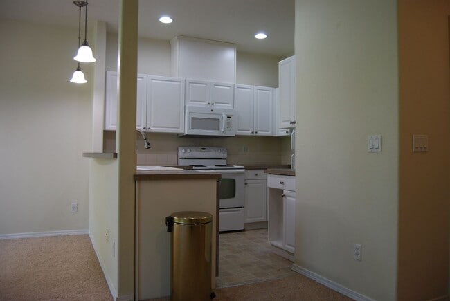 Foto del edificio - Lovely 3 Bed 2.5 Bath Townhome w/ a back D...
