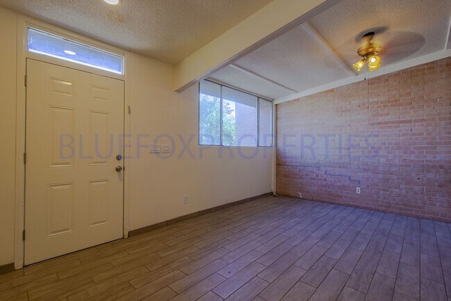 Building Photo - 2 Bed Duplex, REMODELED