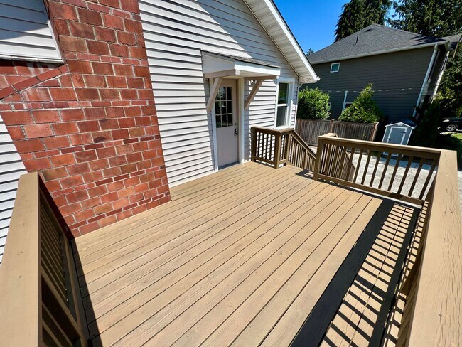 Foto del edificio - Charming 2 Bedroom Home with Expansive Yar...