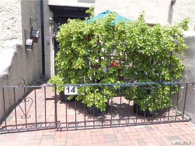 Foto del edificio - 215 Middle Neck Rd