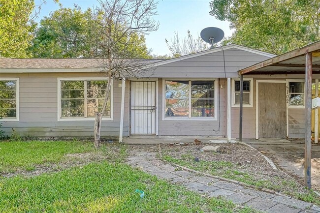 Building Photo - 5102 Lyndhurst Dr