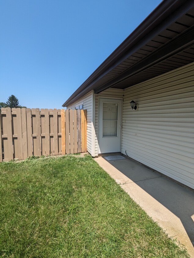 1200 Robbins Run Ct, Centerville, OH 45458 Townhome Rentals in