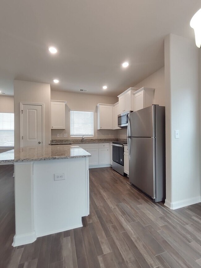 Foto del edificio - BRAND-NEW Townhome Located in Sanford- Minutes from Shopping, Dining, and Community Parks! Wont l...