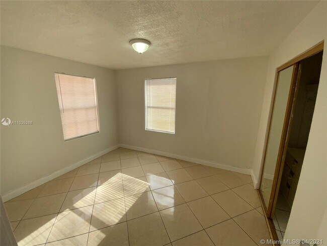 Building Photo - 466 E 40th St