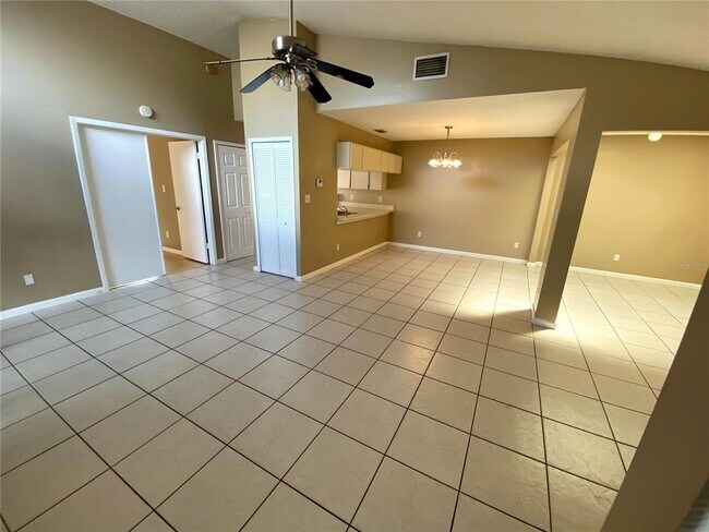 Foto del edificio - 755 Golden Sunshine Cir