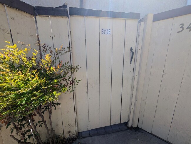 Foto del edificio - AWESOME 2 BED/1.5 BATH WITH LARGE YARD+WRA...
