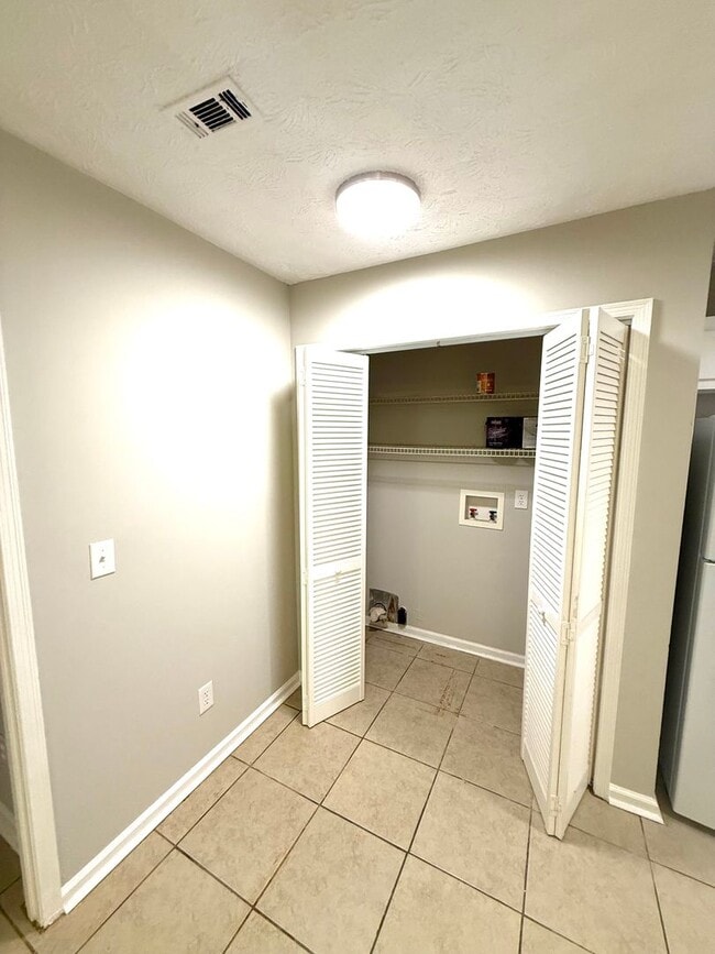Building Photo - ** Great 3 bed 2 bath ** Perry Hill Road! ...