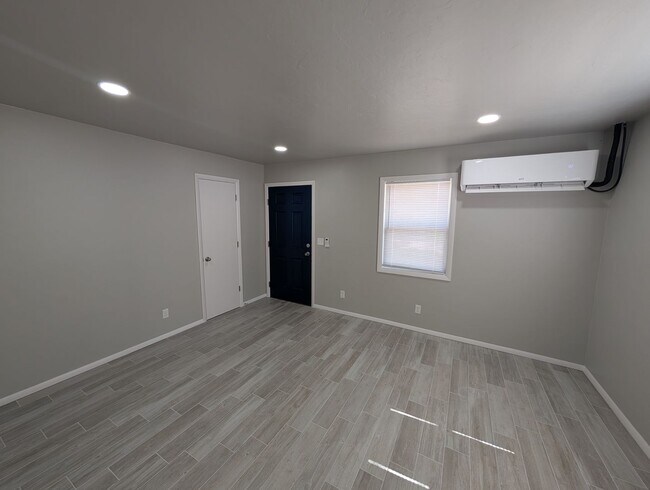 Foto del edificio - Remodeled 1 bedroom, 1 bath in Edmond, OK with stainless steel appliances and washer and dryer