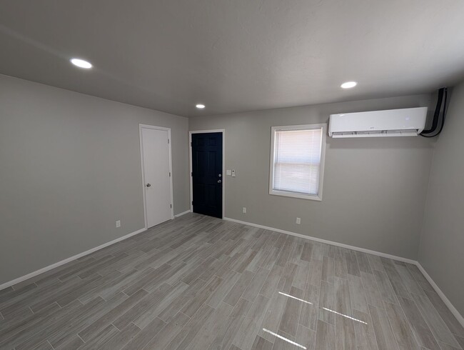 Building Photo - Remodeled luxury 1 bedroom, 1 bath house i...