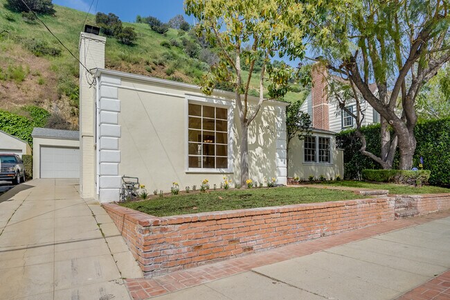 Building Photo - 2501 Canyon Dr