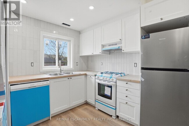 Building Photo - 1049 Glencairn Ave