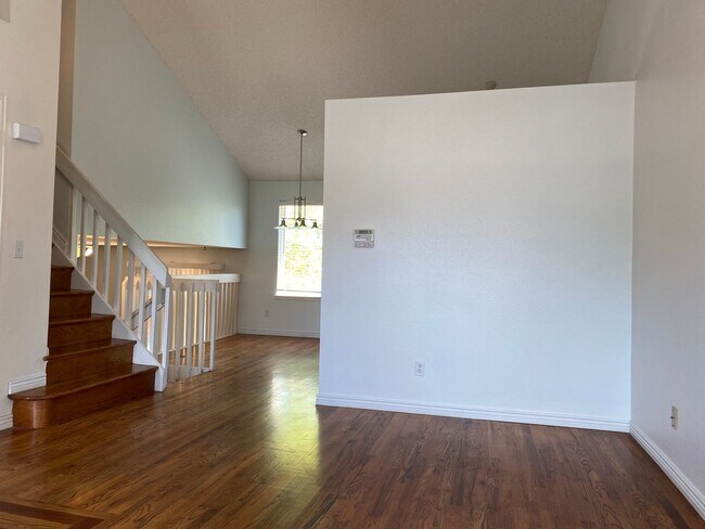 Foto del edificio - Wonderfully updated and maintained 3 bedro...