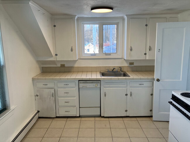 Building Photo - 18 Center St