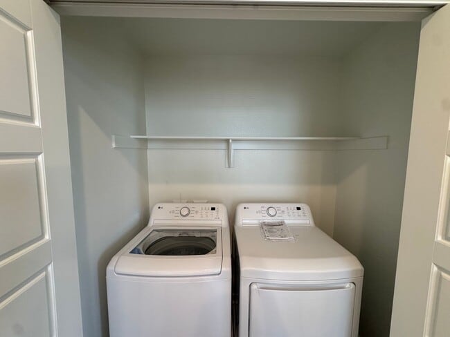 Building Photo - Never-Lived-In, Beautifully Upgraded Three-Story Condo