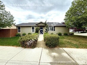 Building Photo - 2621 N Larchmont Ave