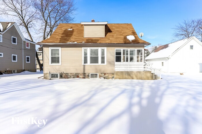 Primary Photo - 114 W Donovan Ave