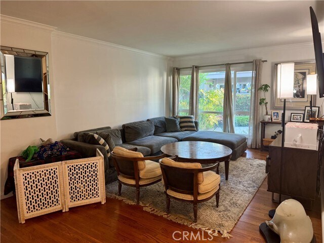 Foto del edificio - 3210 Merrill Dr