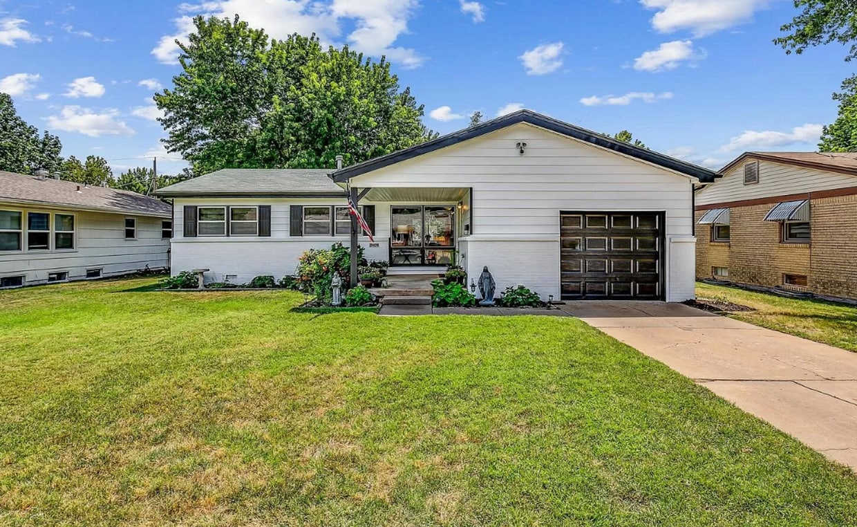 Primary Photo - Perfect house ready to move into close to ...