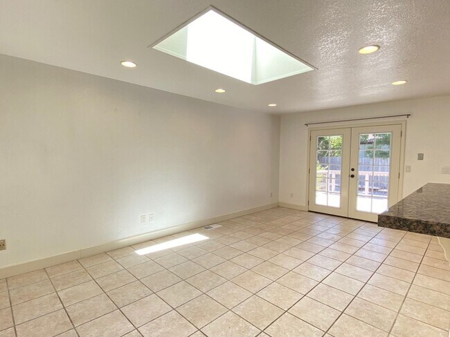 Foto del edificio - 3 Bedroom Home in East Santa Rosa