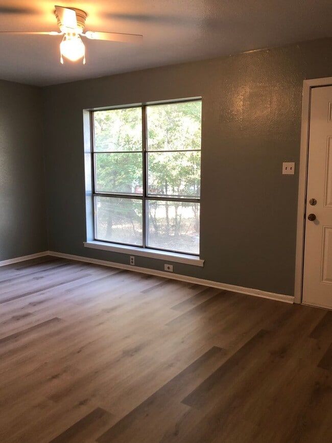 Building Photo - Very nice 3 bedroom/1 bath house with Cent...