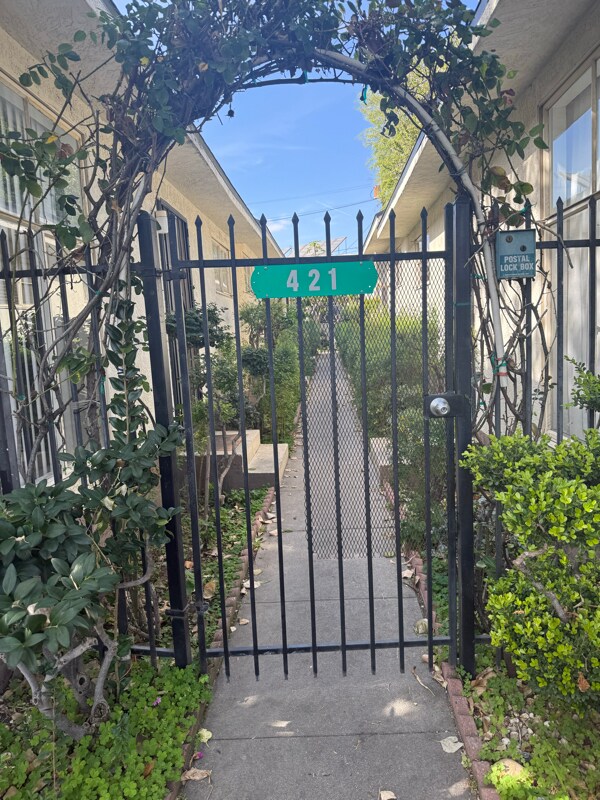 Foto del edificio - 421 E Cedar Ave