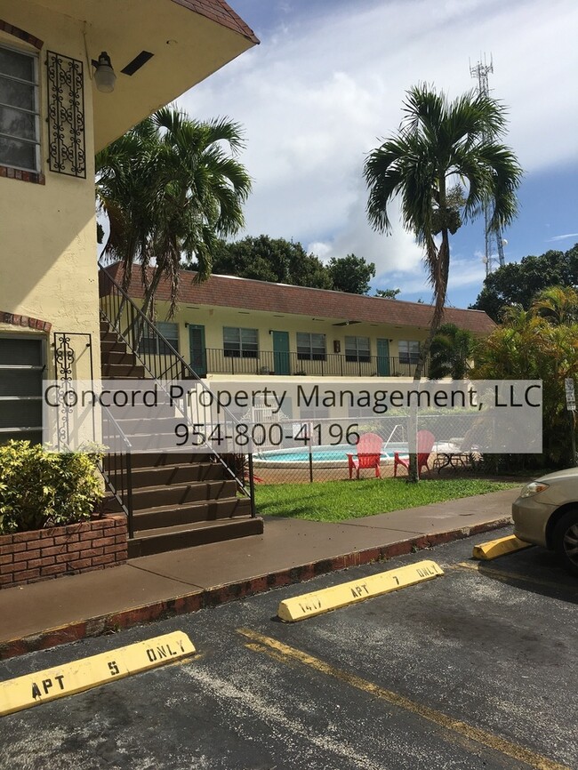 Building Photo - FURNISHED EFFICIENCY in Sailboat Bend with...