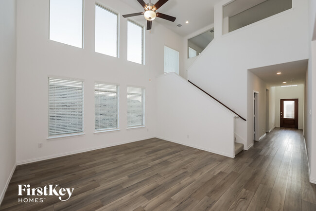 Building Photo - 9925 Diamondhead Dr