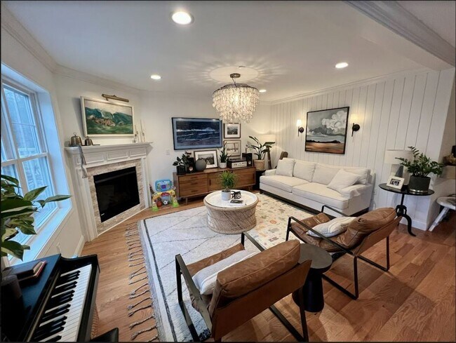 Building Photo - Modern Townhome with Garage, Bonus Room, a...