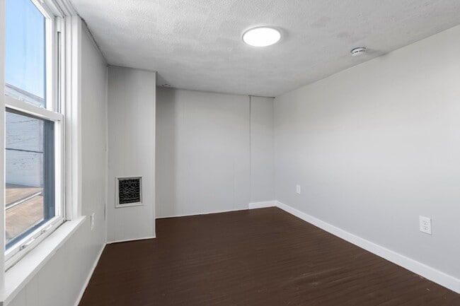 Building Photo - 113 River Ave