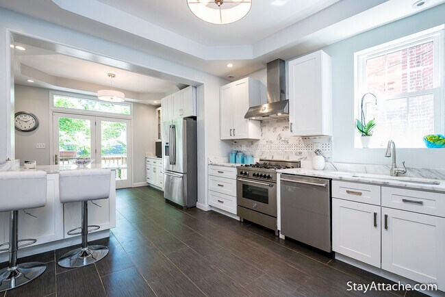 Building Photo - 723 5th St NE