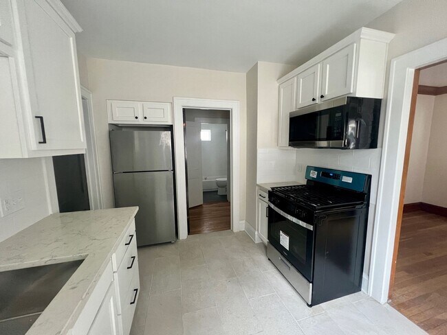 Foto del edificio - 2068 Waterbury Rd