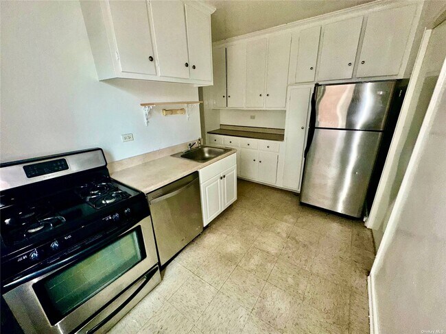 Foto del edificio - 112-20 72nd Dr