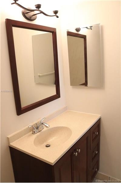 Foto del edificio - 711 NE 177th St