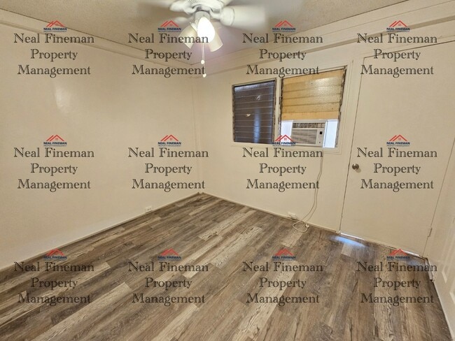 Building Photo - 3 Bed 1 Bath, Includes 2 Parking Stalls in...