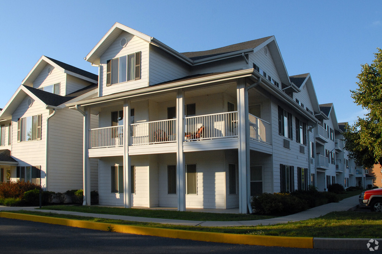 Building Photo - Holiday Essex House