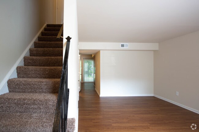 2HAB, 1.5BA,-1,150 ft² - Earle of Warwick Square