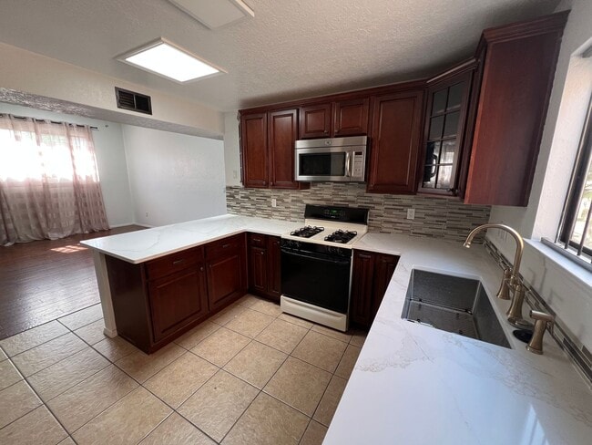 Building Photo - UNSER/LADERA 2 Bedroom  2 Bath  2 car gara...