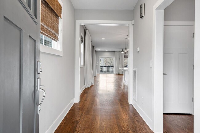 Foto del edificio - 4 BR, two-story rental with finished basement in WEHO!