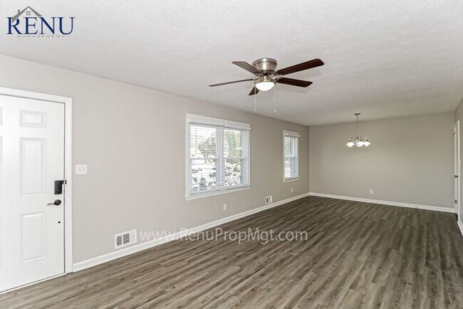 Building Photo - Available Now! 3 bed 2 bath!