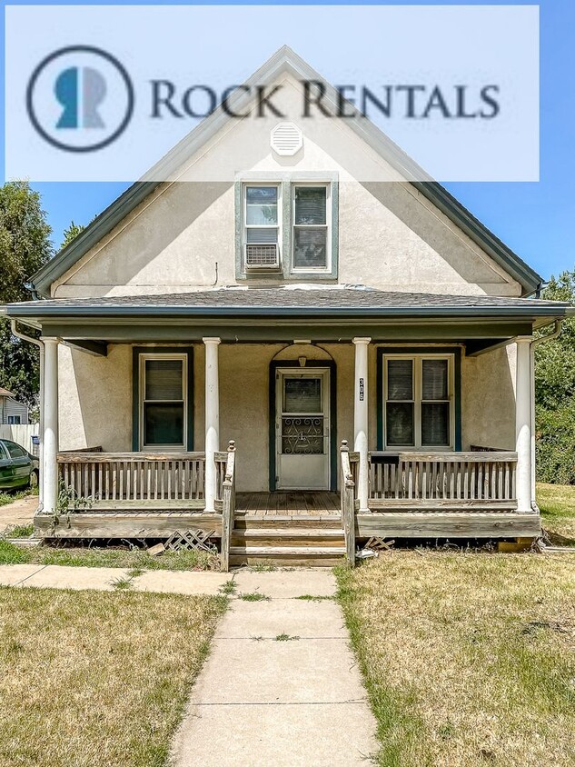 Primary Photo - Large 4 Bed 2 Bath Home