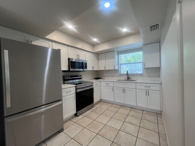 Building Photo - 7108-7108 S Kissimmee St