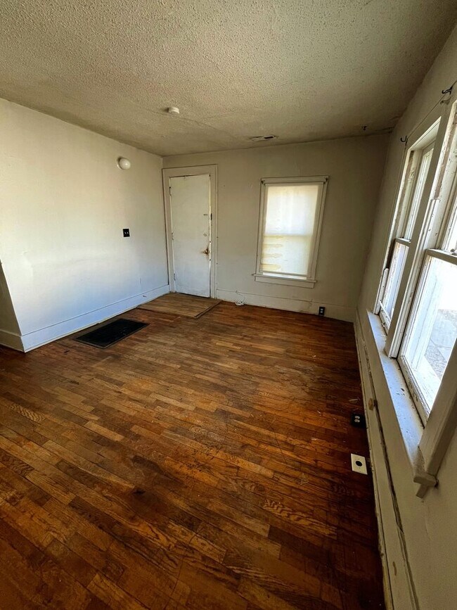 Foto del edificio - 2-Bedroom, 1-Bathroom Apartment in Converted Quadplex