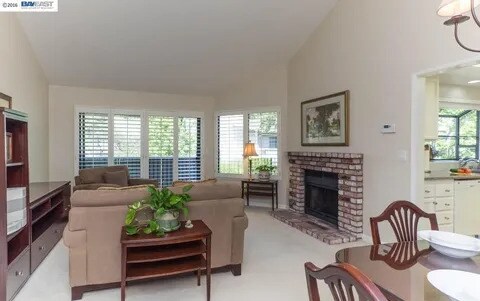 Foto del edificio - 2454 Sebastopol Ln