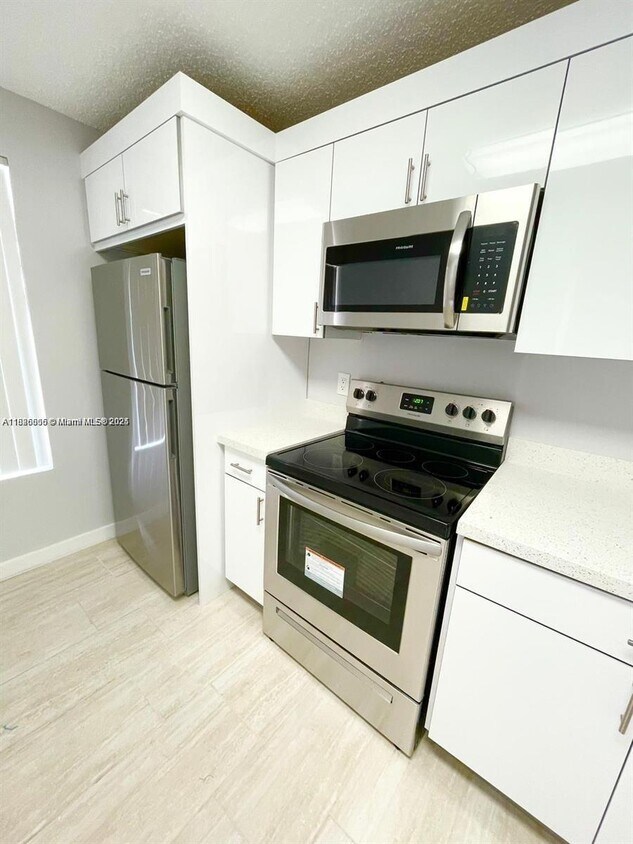 Foto principal - 8117 SW 21st Ct